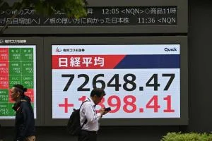 日经225指数星期一(6月22日)早盘上涨1.4%至72247.21点,盘中一度触及72831.73点的历史新高,最终收报72353.96点,上扬1.55%。(彭博社)